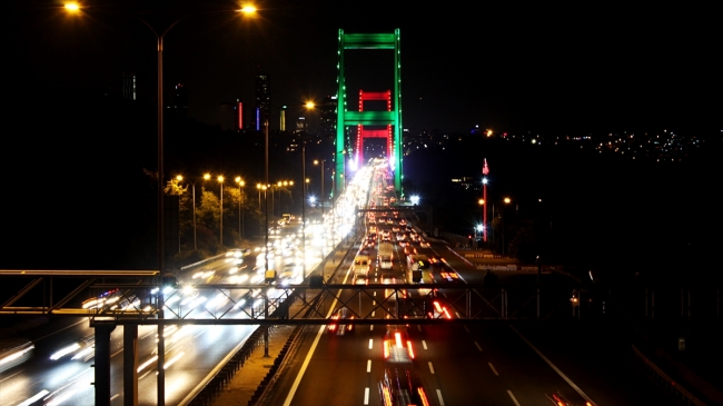 Boğazın iki köprüsü Tacikistan bayrağı renklerine büründü